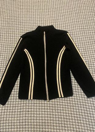 В'язана кофта на блискавці з бежевими смугами.