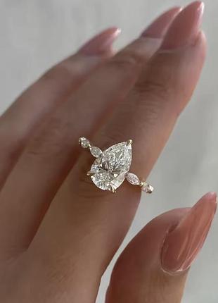 Це каблучка з діамантом грушоподібної огранки.