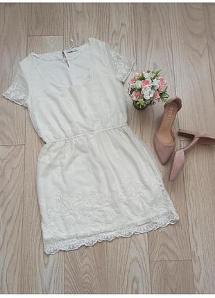 Легкое платье с кружевом