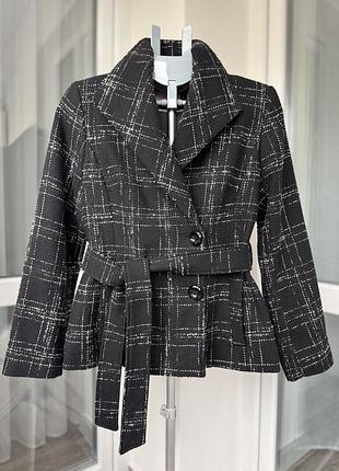 Пальто жіноче вкорочене з паском,чорне у клітинку, у складі вовна.