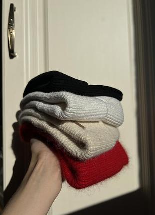 Якісні шапки. є чорна, біла (по 150 грн) та беж і червона (з шерстю в складі по 200 грн)