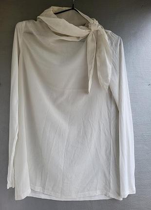 Шелковая блуза с высоким воротником