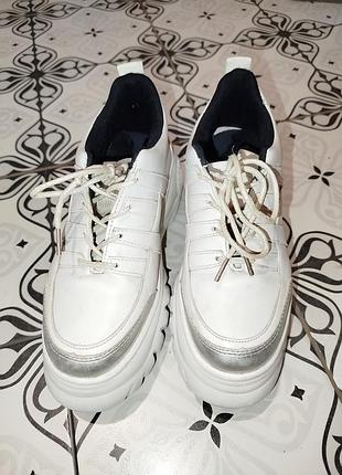 Дуже стильні кросівки ,в ідеальному стані