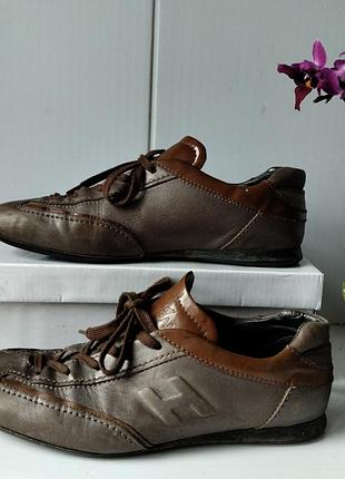 Кросівки жіночі