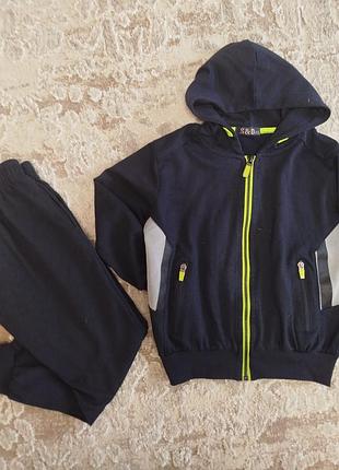 Спортивний костюм на хлопчика.