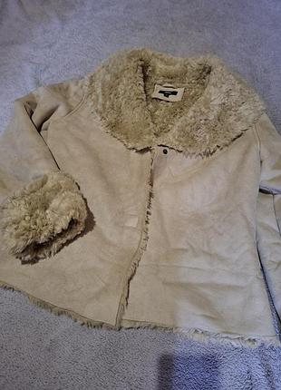 Бежевая полушубка