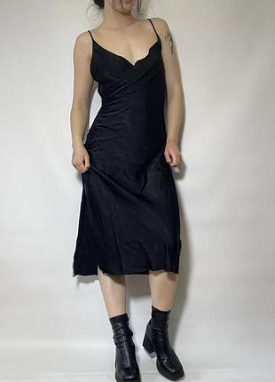 Чорна сукня в білизняному стилі