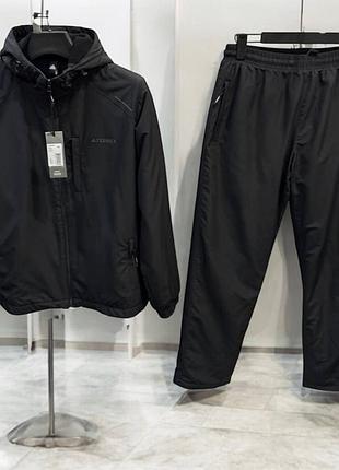 Мужской спортивный костюм.