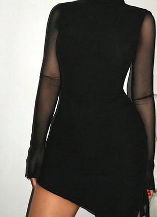 Платье с прозрачными рукавами и разрезом