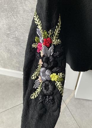 Светр з вишивкою 2