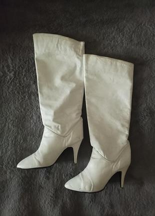 Стильні шкіряні білі чобітки на підборах