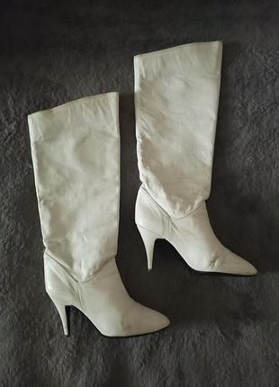 Стильні шкіряні білі чобітки на підборах