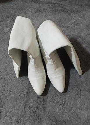 Стильні шкіряні білі чобітки на підборах