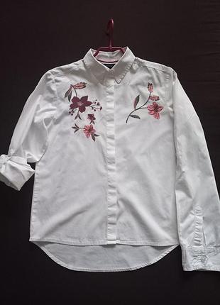 Одежда женская. рубашка белого цвета с вышитым мотивом. xs/s