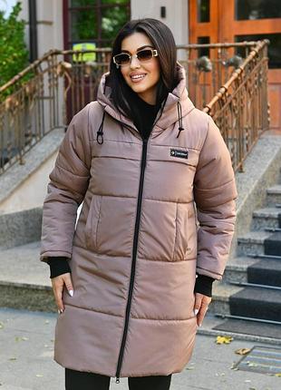 Куртка удлиненная теплая зимняя с капюшоном.