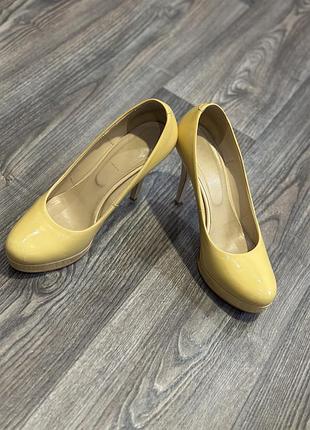 Лакированные бежевые туфли