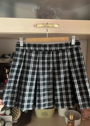 Чорно-біла спідниця-плісе в клітинку