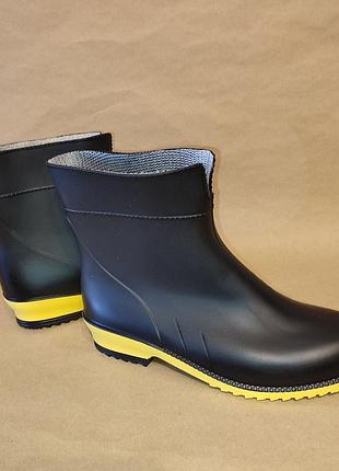 Женские резиновые полусапоги. черные/желтая подошва