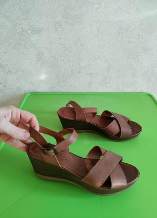 Кожаные женские босоножки на танкетке 37 размер от бренда casual
