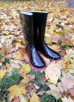 Женские резиновые сапоги. черные/розовая подошва
