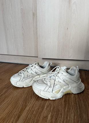 Жіночі кросівки estro