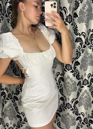 Сукня з відкритою спинкою