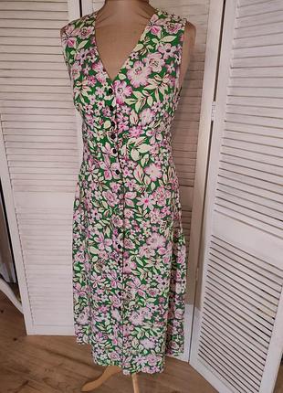 Зеленое платье миди на пуговицах