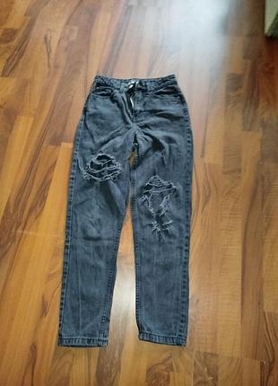 Черные рваные джинсы