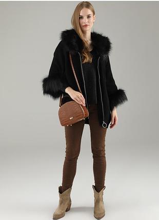 Куртка -пончо з м’якої трикотажної тканини з домішкою вовни.