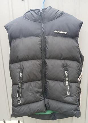 Женская теплая жилетка off-white.