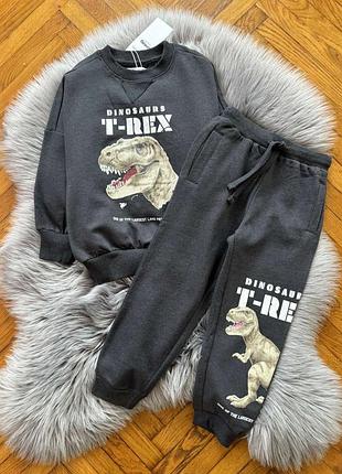 Костюм новий