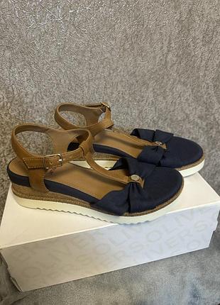 Сандалі жіночі