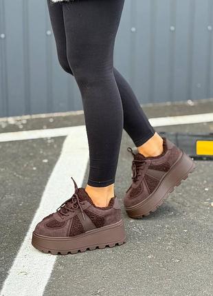 Кросівки жіночі