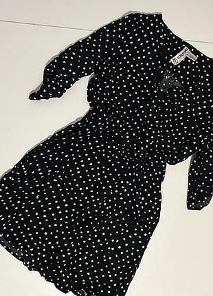 Чорна сукня в білий горох