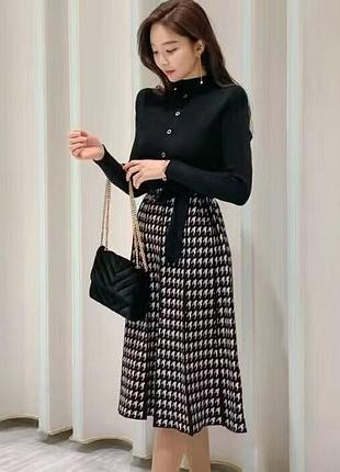 Интересное и стильное платье приталенного силуэта с длинными рукавами, удобным поясом в комплекте