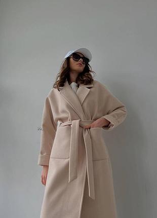 Стильне елегантне пальто