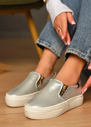 Серебристые мокасины