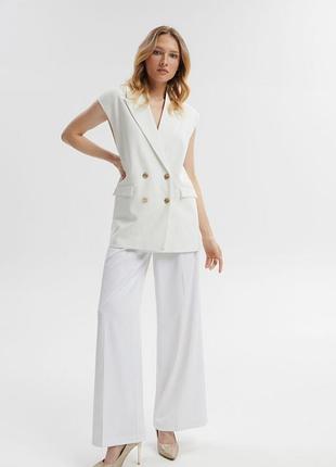 Жилет двубортный р.м, большемерит,новый