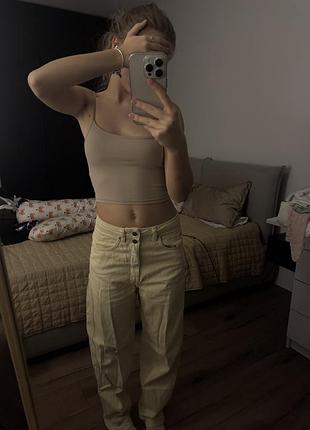 Бежеві джинси ,заду мають дві плями,якщо захочете замовити то перед тим вони будуть пратися тобто я вас повідомлю чи вони відіпруться