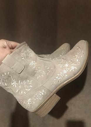 Німецькі казакі ботільони з вишивкою catwalk 41 (27.5-9)