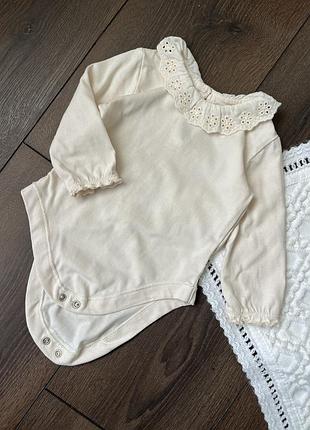 Молочний бежевий айворі кремовий боді довгий рукав для дівчинки 0-3 міс 62 см з мереживним комірцем воротником