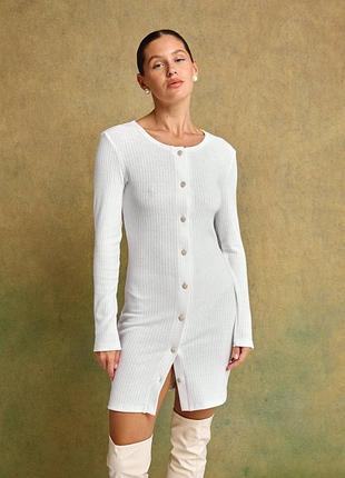 Короткое приталенное платье в рубчик с акцентными пуговицами