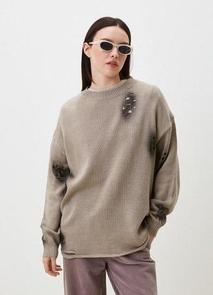 Стильный оверсайз свитер с декором рваный свитер