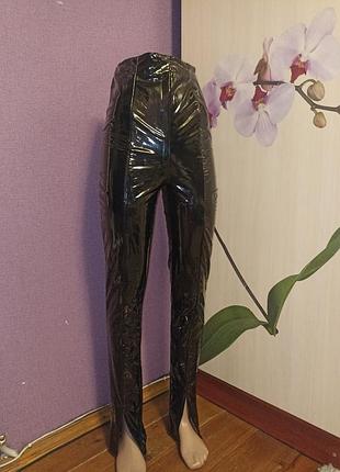 Фирменные, латексные брюки в идеале!!