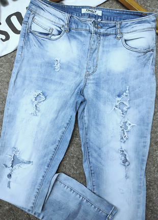 Рванные джинсы