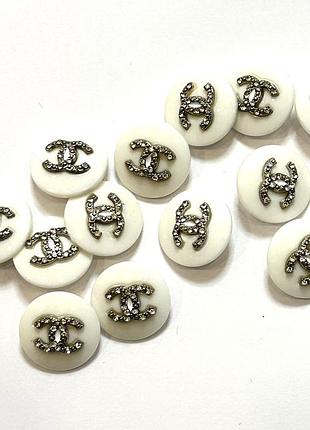 Ґудзики 18мм на ніжці колір білий срібло інкрустація стразами логотип