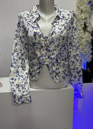 Ніжна блуза в квітковий принт zara