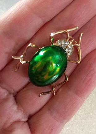 Модна брошка жук