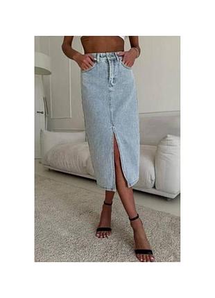 Модная стильная актуальная джинсовая юбка миди с разрезом спереди