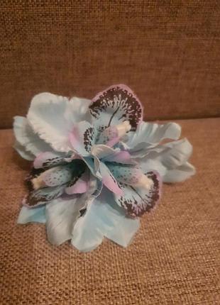 Цветок искусственный декоративный на защелке и заколке,может быть для одежды и для волос, украшая и добавляя шарм,14см шириной и 8см высотой, голубая
